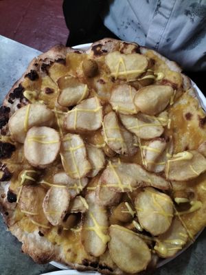 Pizza with potatoes, saffron sauce, yellow tomatoes sauce at Opera 140 - Maybe closed in Genoa