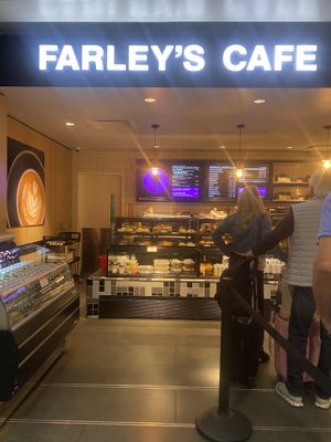 Farley’s Cafe - Digital Menu with Grab and Go Display  at OAK - Farley's Cafe - T2 in Oakland