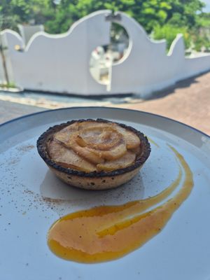 Apple pie with a delicious sauce at Art Coffee Galápagos in Puerto Ayora