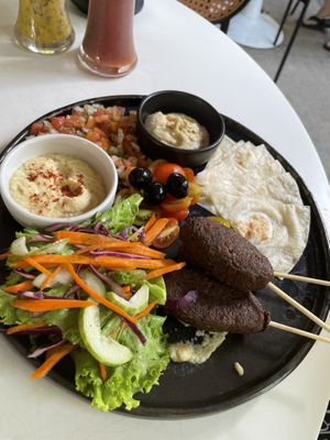 Sohn fand die Pilz (?) Spieße super und den Tomatensalat  at Shaka  in Ao Nang