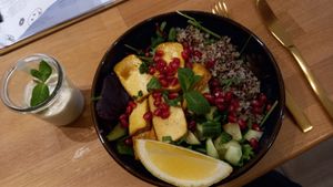 veganised hot honey halloumi bowl 14,90€ at YAM Café & Deli in Recklinghausen
