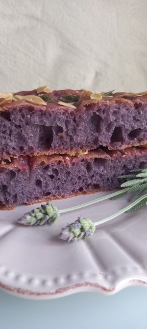 Focaccia de batata-doce roxa, coberta com lâminas de amêndoas e folhas de sálvia. at Amanita in Taquara