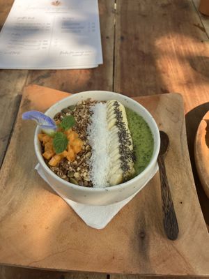 smoothy bowl (greens)  at Harmunis Vegan Brunch in Tangalle