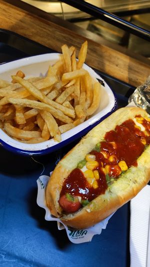 Completo mexicano y papas fritas chicas at Alma Vegan Food in Santiago