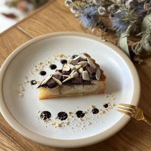 amande chocolat tarte  at This Is Coffee  in Kani