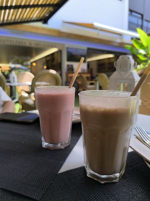 Batido de fresa-platano y frappuccino King kong ambos con leche de avena at Machamama Botanico in Tenerife