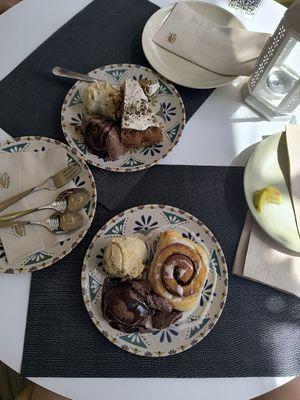 Tarta zanahoria con helado de Ferrero y avellanas y rollitos de canela con helado de Ferrero y pistacho con crema de coco at Machamama Botanico in Tenerife