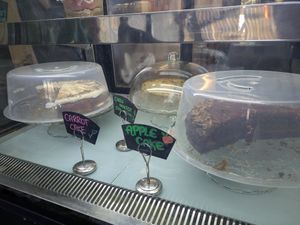 Vegan cakes at Machamama Botanico in Tenerife