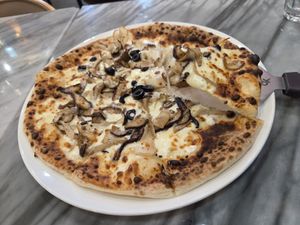 Truffle oil and mushroom pizza 🍕 😋 at Cheese Forest Wood-Fired Pizza & Pasta - 치즈숲 화덕피자&파스타 in Busan