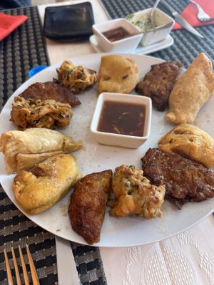 Boníssim tot, mix starter platter  at Panjab Indian Restaurant in Santa Coloma De Gramenet