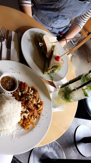 Avocado Sandwich + Blumenkohl Kartoffel Curry von der Mittagskarte at Ginkgo in Frankfurt