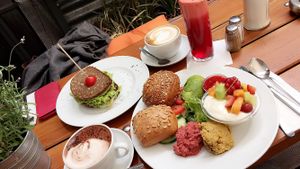 vegan breakfast option I, vegan hot chocolate, fresh juice, avocado sandwich at Ginkgo in Frankfurt