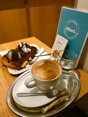 Vegane Waffel mit Birne und Eis at Schweiger's Mint in Frankfurt