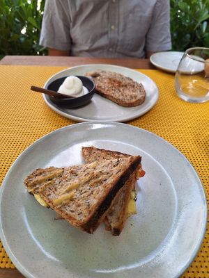 Pão na chapa com requeijão e sanduíche de peito de peru com queijo e tomate #Veganuary at Planet Veggy in Sao Paulo