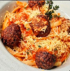 Fettuccine ao sugo com almôndegas artesanais  de proteina de ervilha at Planet Veggy in Sao Paulo