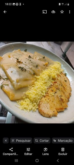 Raviole de espinafre afretamento com frango a base de proteina de ervilha at Planet Veggy in Sao Paulo