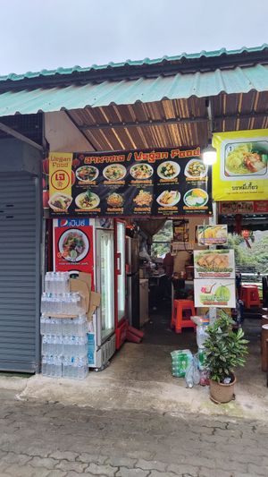 Vegan part of the menu and Jain logo displayed at CHAIXI NOODLE 5 - ชายสี่ บะหมี่เกี๊ยว - ปากกซอยพระตำหนัก 5 in Pattaya