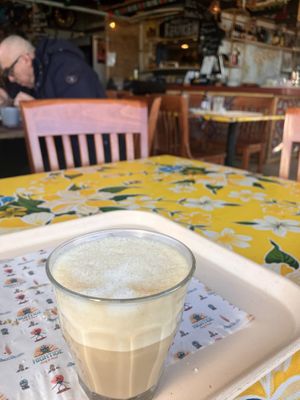 Vegan koffie bij zee   at Hightide Surf & Food in Ijmuiden