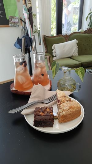 Huisgemaakte kombucha - vegan praliné brownie - vegan pistache aardbei gebak at FIKA LAB in Leuven
