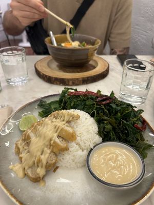 Crispy chicken with rice   at Kem-Kon Pahurat (เข้ม-ข้น พาหุรัด) in Bangkok