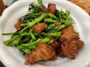 Stir fried morning glory with crispy vegan pork at Kem-Kon Pahurat (เข้ม-ข้น พาหุรัด) in Bangkok