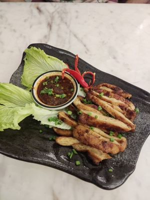 Fried and baked protein starter at Kem-Kon Pahurat (เข้ม-ข้น พาหุรัด) in Bangkok