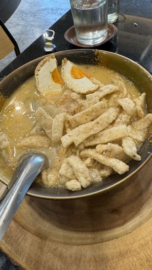Sukhothai noodle soupp   at Kem-Kon Pahurat (เข้ม-ข้น พาหุรัด) in Bangkok