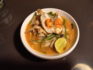 Sukothai noodles in spicy tom yum soup at Kem-Kon Pahurat (เข้ม-ข้น พาหุรัด) in Bangkok
