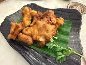 Fried mushrooms at Kem-Kon Pahurat (เข้ม-ข้น พาหุรัด) in Bangkok