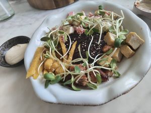 Poke bowl at Kem-Kon Pahurat (เข้ม-ข้น พาหุรัด) in Bangkok