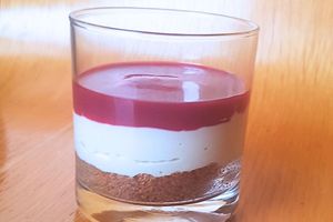 "Cheese cake" made of cachew nuts with red berry sauce at Mamossa  in Gagny