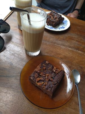 Frappé mit Hafermilch und Brownie mit gerösteten Walnüssen 😋 at La Cafteuse - Café-Brocante in Grenoble