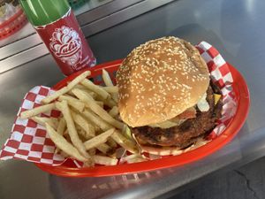 Es una opción diferente que intenta acercarse al estilo callejero y típico de hamburguesas en la CDMX. El sabor es muy bueno, y los precios son muy parecidos a la comida no vegan at Hamvurguesas al Carbon in Mexico City