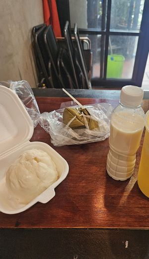 Bao bun, soy milk and rice cake. The place I'm eating is not at the stall at Unnamed Street Food Stall in Ho Chi Minh City