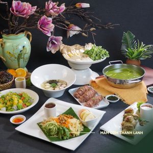 Mâm cơm chay đa dạng như gỏi Hứa Ý Đế Chay, canh hạt sen rong biển, salad trái cây, nem vuông, lẩu nấm lá é!
Nhà hàng Hứa Ý Đế Chay những món at Hứa Ý Đế Chay in Qui Nhon