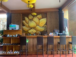 Không gian nhà hàng đẹp sang trọng có hoa sen phía khoảng sân bước vào làm điểm nhấn ấn tượng. at Hứa Ý Đế Chay in Qui Nhon