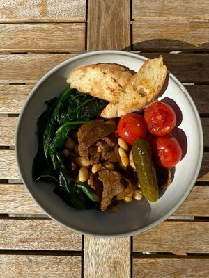 ALL DAY BREAKFAST 

Сomposition:
• seitan 
• beans
• cherry tomatoes
• spinach 
• spicy sauce 
• puri at Lutra Lutra Bar in Tbilisi