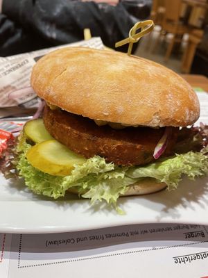 Vegetarischer Burger (gleichzeitig vegan, ohne coleslaw)  at Landgasthof Zum Stern in Buehlertann