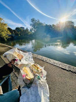 Vegan Blues Bagel im Public Park gesnackt 😋  at Manhattan Bagel & Coffee Co in Boston