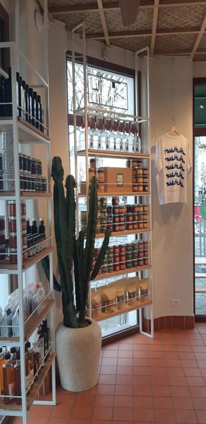 Store with herbs, drinks, coffeebeans, pickled vegetables,... at HUMM Deli in Antwerpen