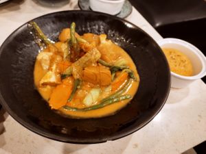 Curry de azafrán Hestia (servido con arroz) at The Hestia Veggie in Vancouver