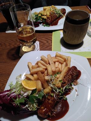 Die Mühlencurrywurst ist auf Wunsch auch in vegan zu haben und hat uns überzeugt. Sehr lecker und die Pommes dazu auch sehr lecker. 😋 at Neumarkt Mühle in Osnabrueck