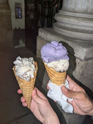 Cookies and cream (left), lavender/blueberry+ cookies and cream (right) at Veganista Ice Cream I in Vienna