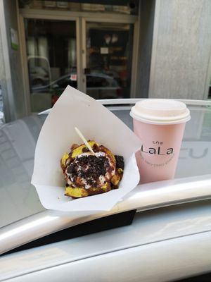 Pumpkin spice cinnamon roll with chai ice-cream, oreos and chocolate sauce at Veganista Ice Cream I in Vienna