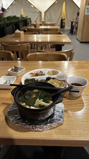 Set of buffet dishes with soup.  at Vegetarian Hall - 素食堂解放路店 in Hangzhou
