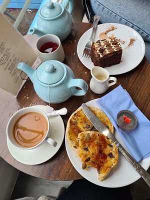 We returned today. Toasted tea cake and chocolate orange cake, both very good. Teas were lovely too. All served by lovely, happy, friendly people 😁 at Pip & Oat in Llandudno