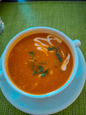 Zuppa di pomodoro arrostiti con qumoa at Vegafe - Totoriu g. in Vilnius