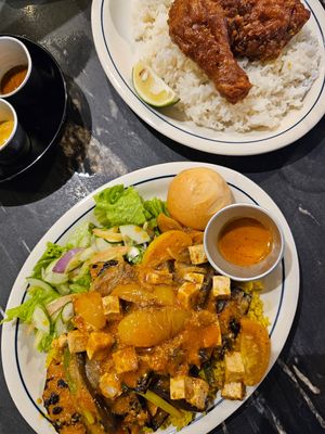 Eggplant & Squash Board (Vegan)

Lightly grilled eggplant and sweet squash with spice rice, side salad, grilled corn, and milk roll at Spicebird in Boracay