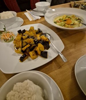 Melanzani mit Tofu & Curry mit Tofu at Ngôs Kitchen in Vienna