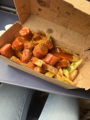 Vegane Currywurst Pommes   at Frittenwerk - Hauptbahnhof in Hannover